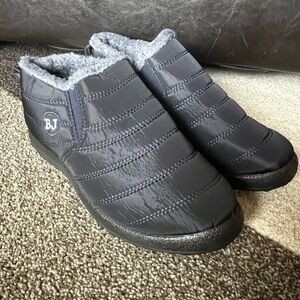 NEW Winter Boots Navy Slip-on - 40